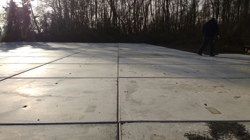 Concrete slabs 2m x 2m x 14cm - with lifting holes