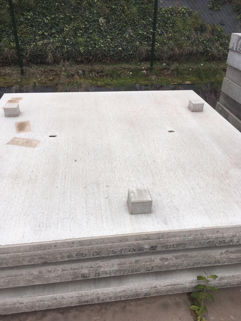Dalles en béton 2m x 2m x 14cm anti slip- avec trous de levage 